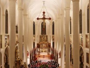 Kirche mit vielen Gästen und Kammerchor vorne