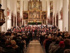 Kirche mit vielen Gästen und Kammerchor vorne