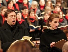 Mann und Frau singen im Kammerchor