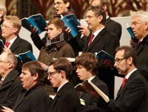 Männer im Kammerchor singen