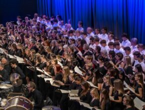 Kammerchor auf der großen Bühne in schwarz und weiß gekleidet