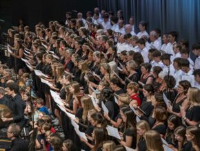 Kammerchor Konzert, Chor singt in schwarz-weißer Bekleidung