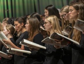 Nahaufnahme junge Frauen des Kammerchors singen auf der Bühne